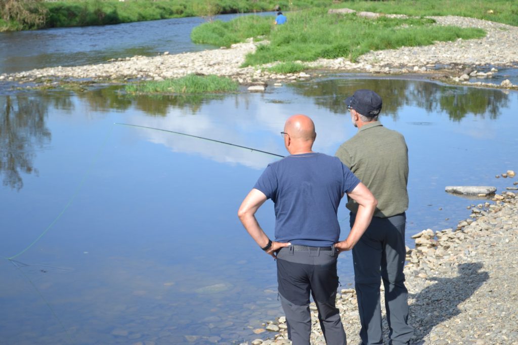 Deux membres du club au bord de la rivière pendant un cours de casting