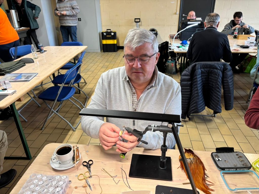 Un membre monte une mouche à l’étau lors du cours du dimanche