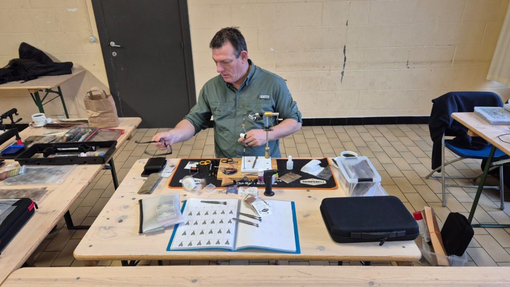 Un formateur montre une technique de montage à une dizaine de membres, à la salle La Croisée