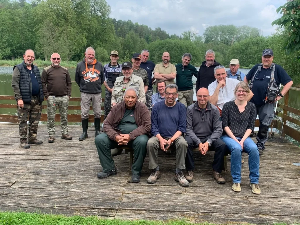 Groupe de membres du club réunis sur un ponton au bord de l’étang